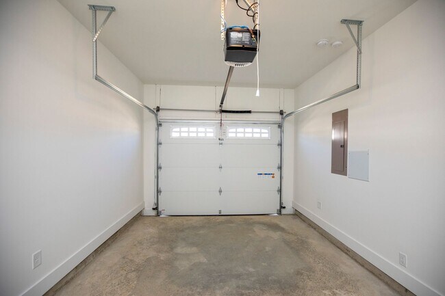 Building Photo - One level home with GARAGE!