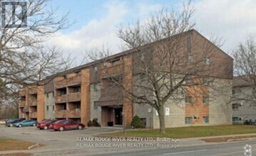 Building Photo - 560-560 Bloor St E