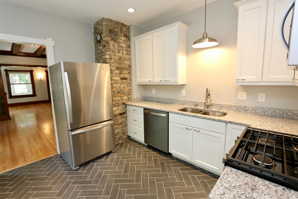Foto principal - 2223 Harriet Ave