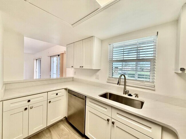 Foto del edificio - 8801 Bay Pointe Dr