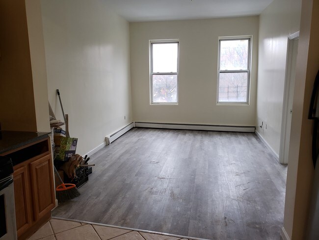 Building Photo - 595 Sutter Ave