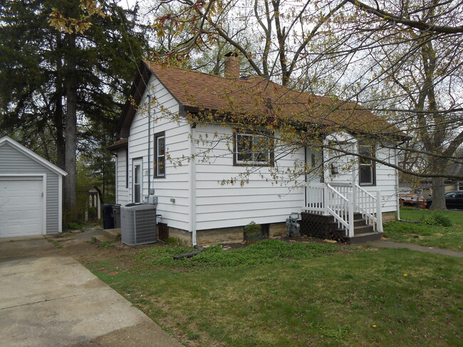 Building Photo - 551 Bird St