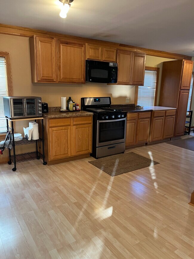 Mucho espacio en la encimera - 1809 N Humboldt Ave