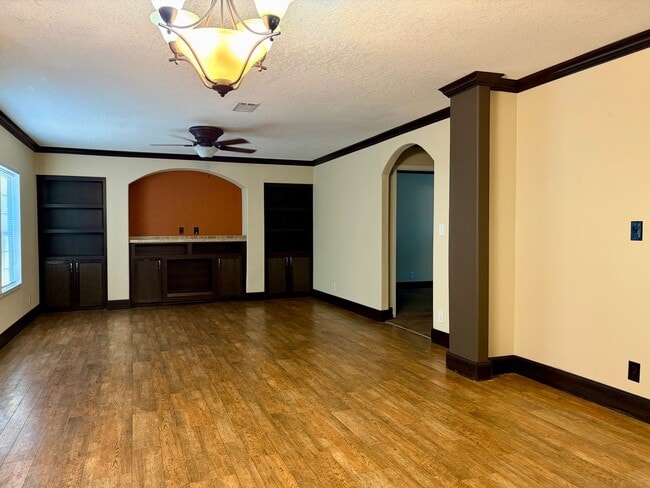 Building Photo - 3 bed/ 2 bath Beauty on 1 acre!