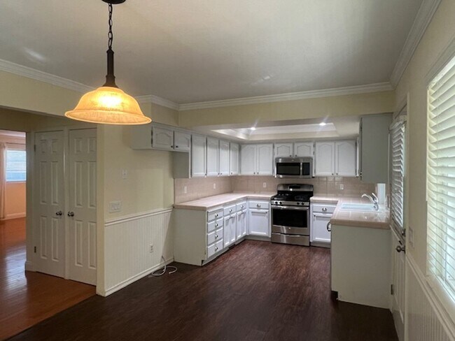 Foto del edificio - SPACIOUS 4 BEDROOM HOME!
