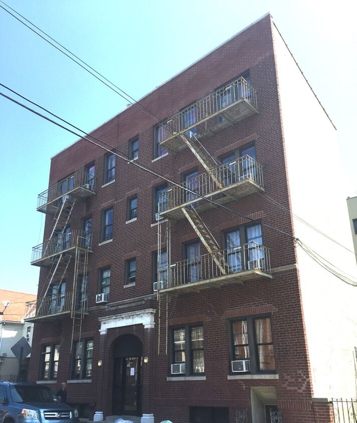 Building Photo - 3421 102nd St