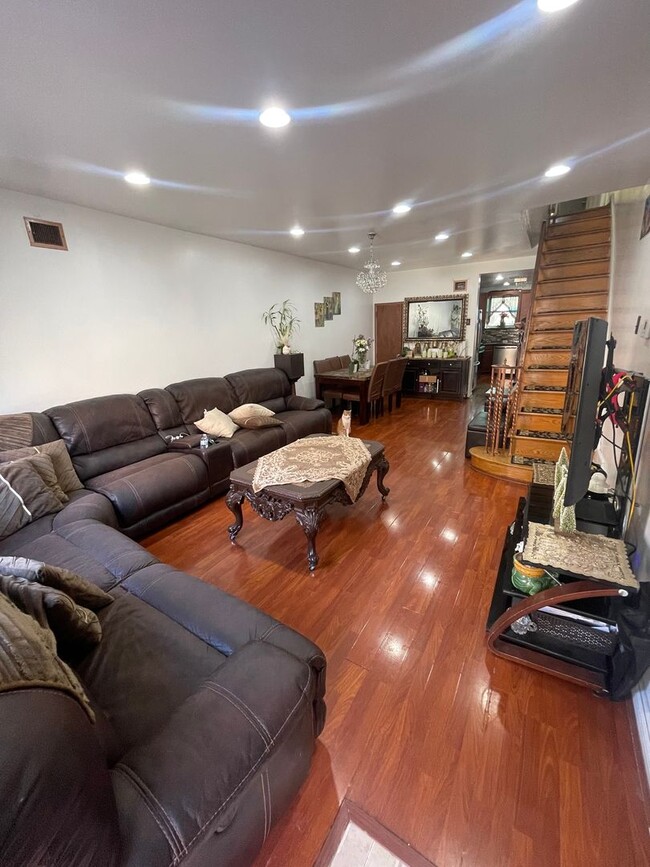 Foto del edificio - Beautifully Updated 3 Bedroom House Availa...