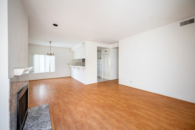 Building Photo - 500 E Lexington Dr