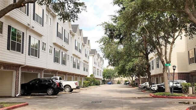 Building Photo - 9200 Westheimer Rd