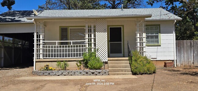 Foto del edificio - Large 1 bed 1 bath home on its own lot