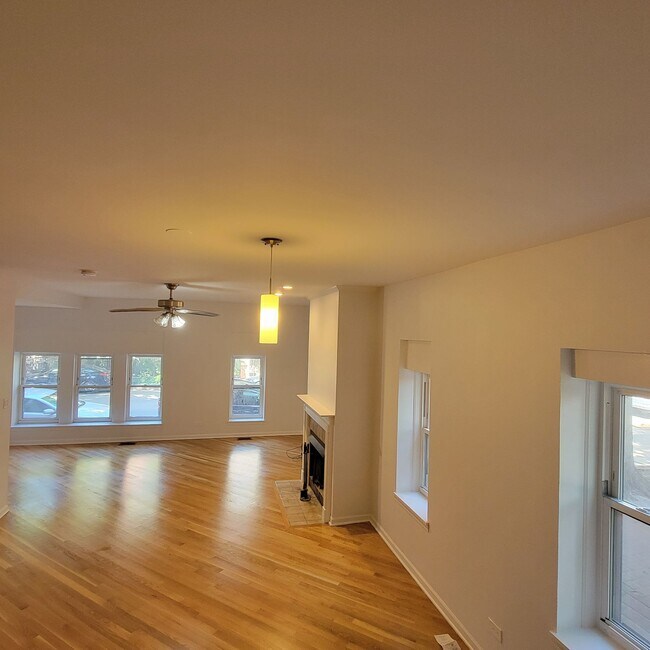 Family Room - 1875 N Sheffield Ave