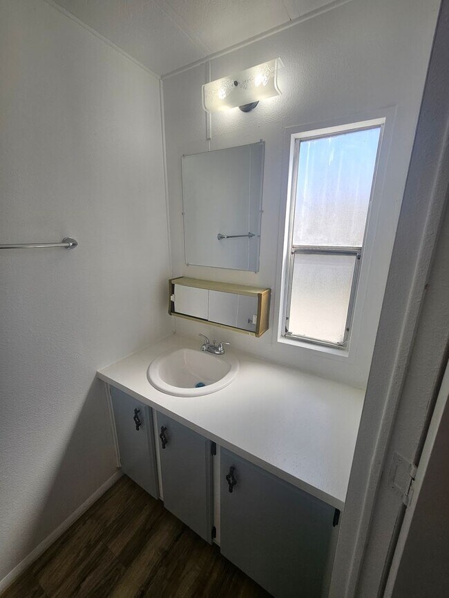 Building Photo - 2 Bedroom Manufactured Home Located In Bul...