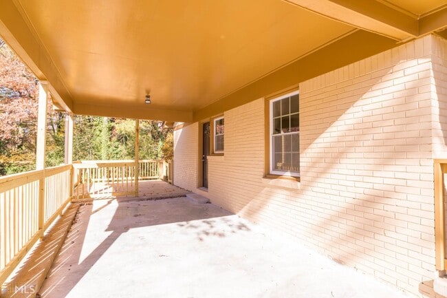 Building Photo - 1916 Longdale Dr