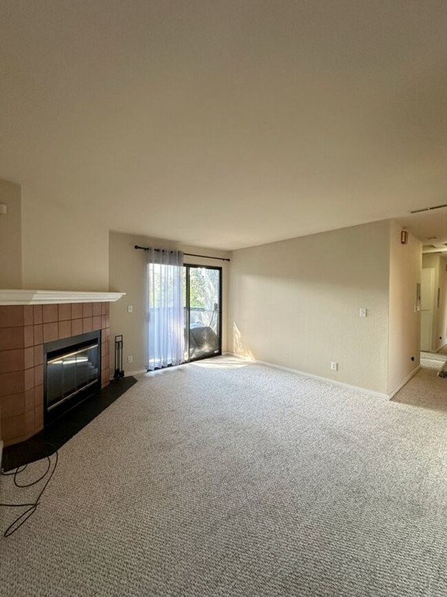 Foto del edificio - Nor Cal Realty Inc, 2 Bedroom 2 bath Condo