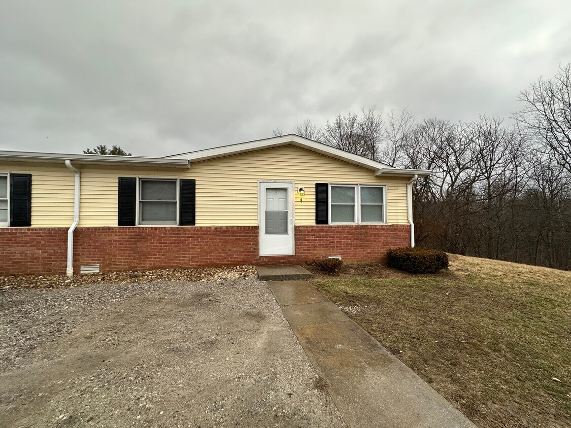 452452 Greensburg St, North Vernon, IN 47265 House Rental in North
