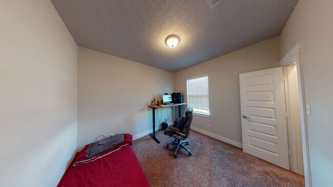 Building Photo - 3/2.5 Like New Townhome!