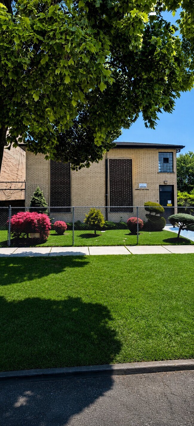 Building Photo - 7043 S East End Ave