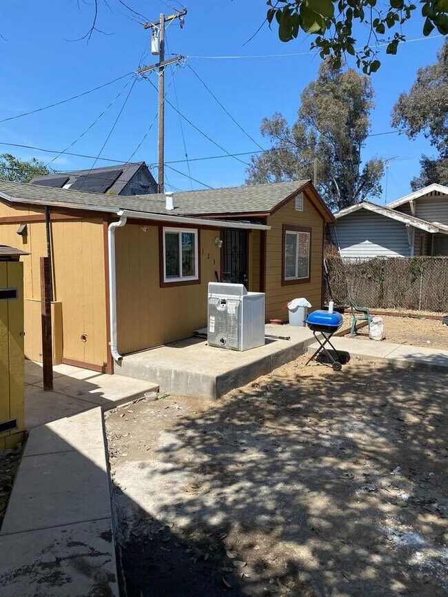 Building Photo - Manteca 1 Bedroom Plus Bonus Room 1 Bathroom