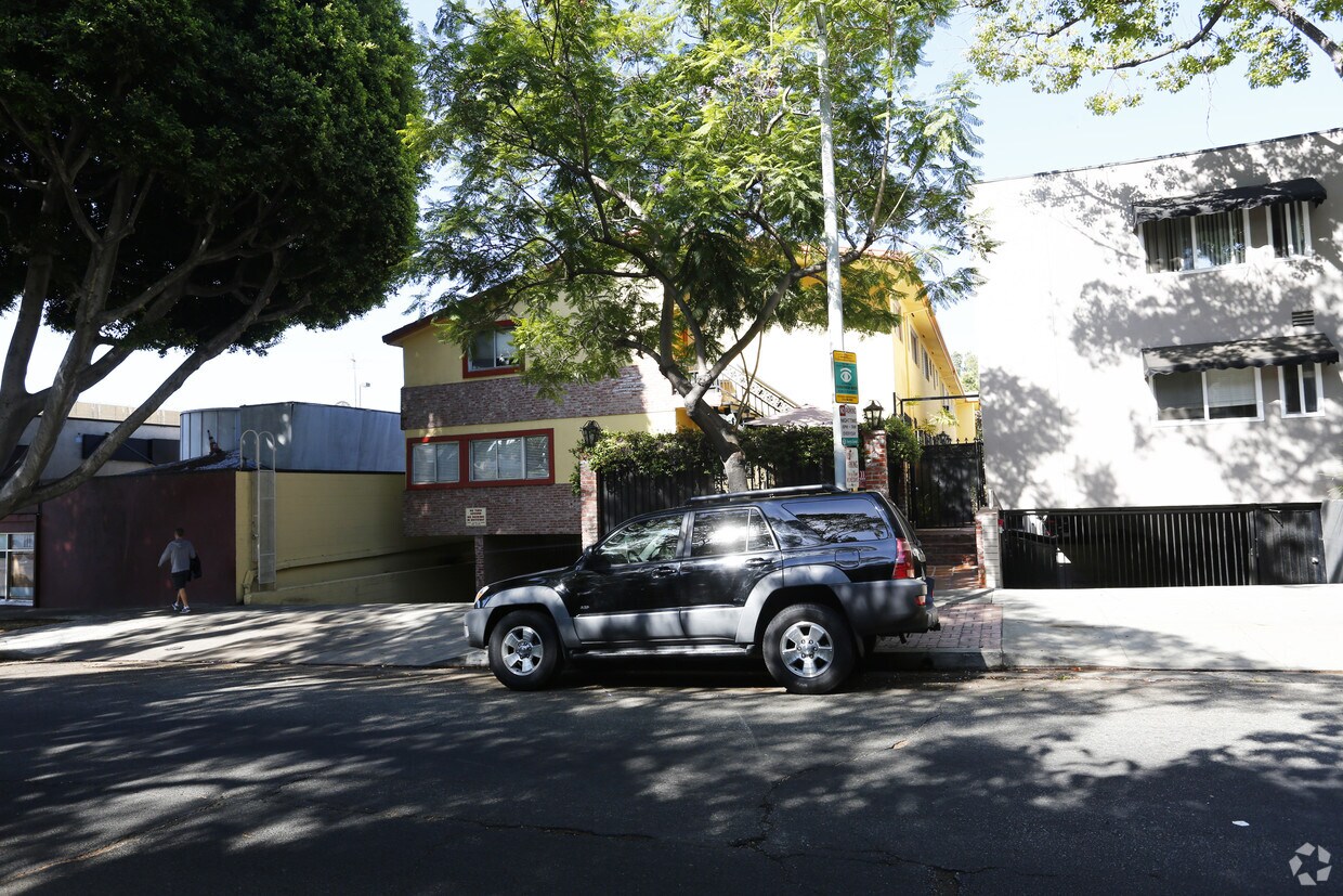 Building - 1111 N Flores St