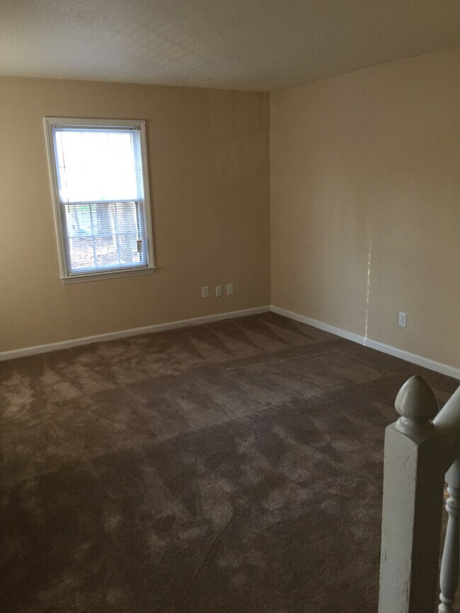 Building Photo - 105 E Circle Dr
