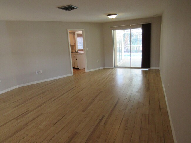 Building Photo - 2225 Pine View Cir