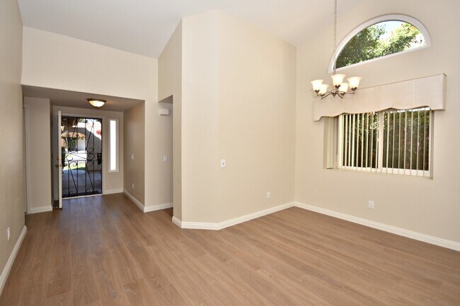 Building Photo - Updated 2Bed, 2Bath Home in Vista!