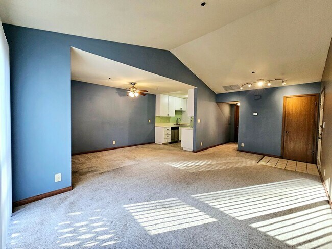 Building Photo - DISCOUNTED Spacious Top Floor 1-Bedroom Co...