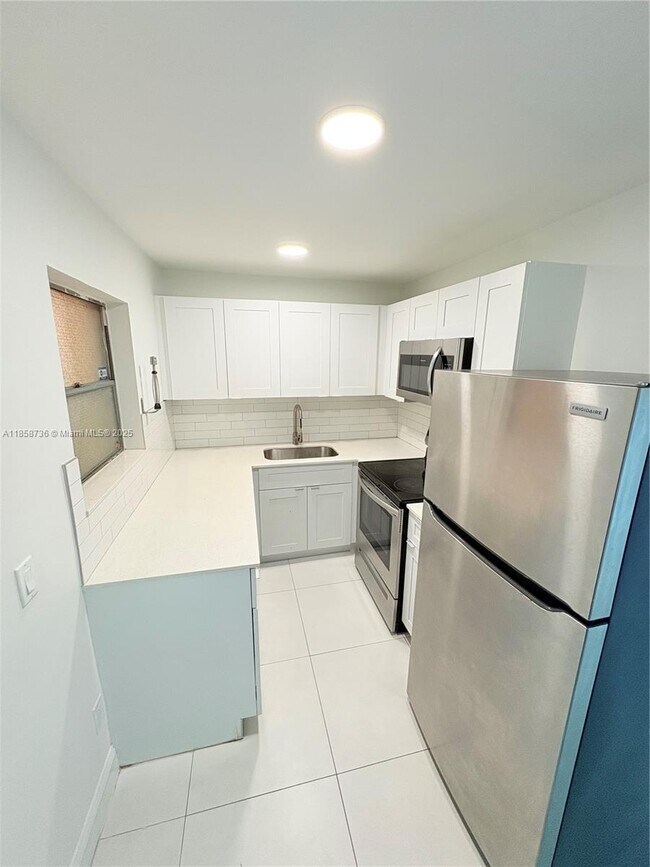 Foto del edificio - 6820 W Flagler St