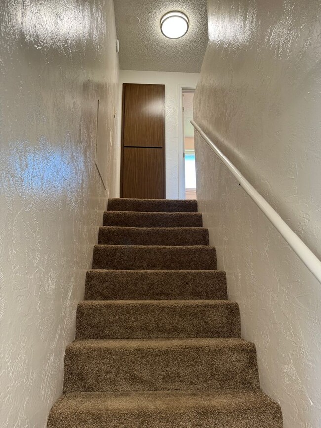 Building Photo - 2 bedroom 1.5 bathroom duplex in Springfield!