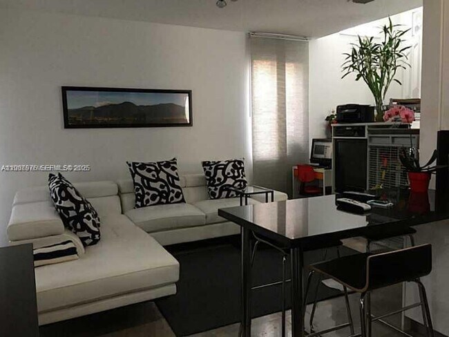 Foto del edificio - 1654 Salerno Cir