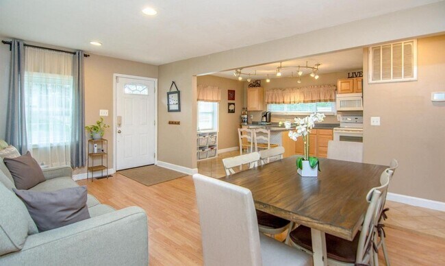 Building Photo - Captivating 3 BR/2 BA Single Family Home i...