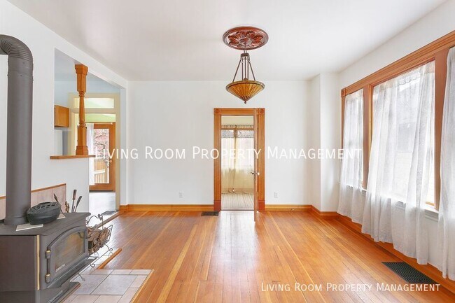 Foto del edificio - Charming 3BR + Bonus Room with Private Bac...