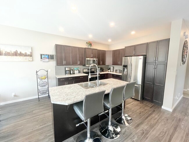 Kitchen - 76 Bonaventure Dr E