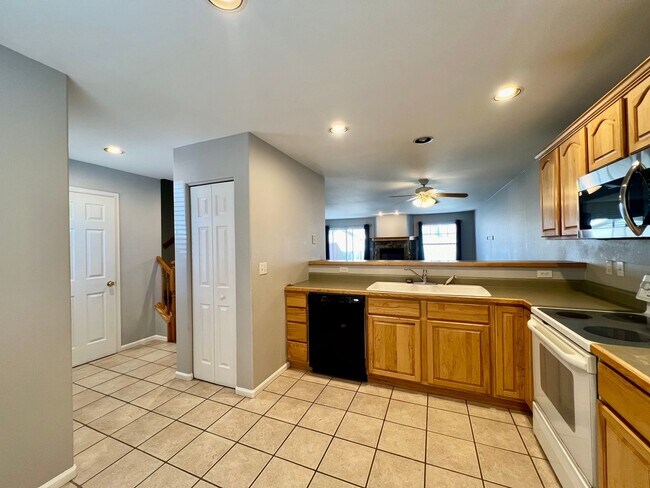 Building Photo - Townhome for Rent in Rifle Co - 3 Bedroom