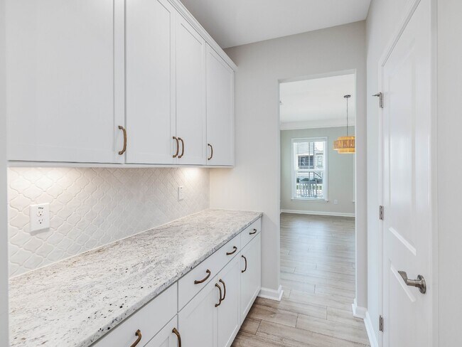 Building Photo - Spacious 5-Bedroom Home in the Vineyards a...