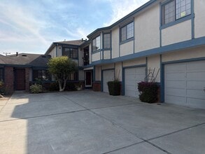Building Photo - 332 E Romie Ln