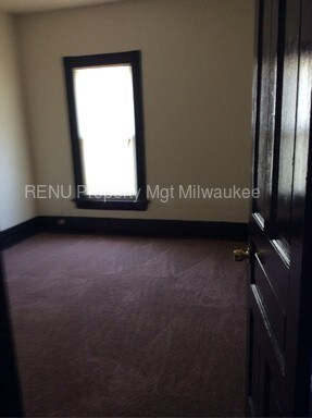 Building Photo - Beautiful Upper Duplex