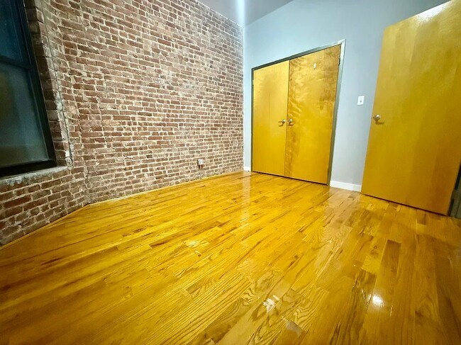 Foto del edificio - 103 E 102nd St