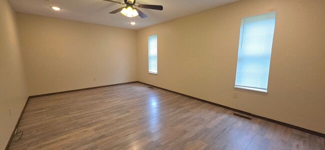 Building Photo - 3 Bedrooms, 2 baths, 2 Living Areas!  $1,295!