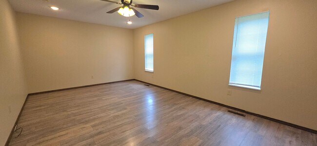 Foto del edificio - 3 Bedrooms, 2 baths, 2 Living Areas!  $1,295!