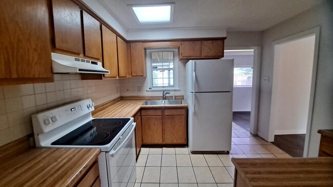 Foto del edificio - 8505 Lyn Ave