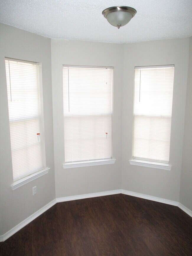 Foto del edificio - 2401 Cherry Creek Cir