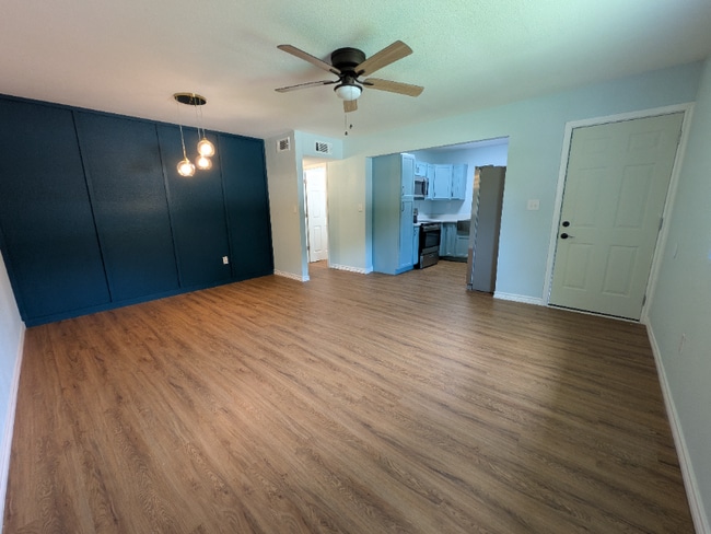 Building Photo - 1609 Dugat Rd