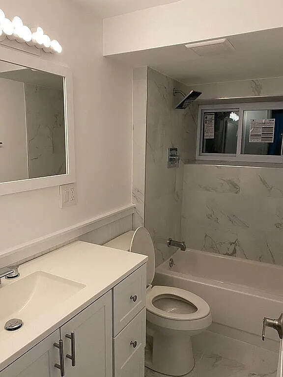 Foto del edificio - 1029 Commack Rd