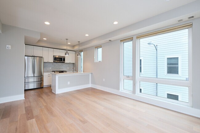 Building Photo - 1112 Montello Ave NE