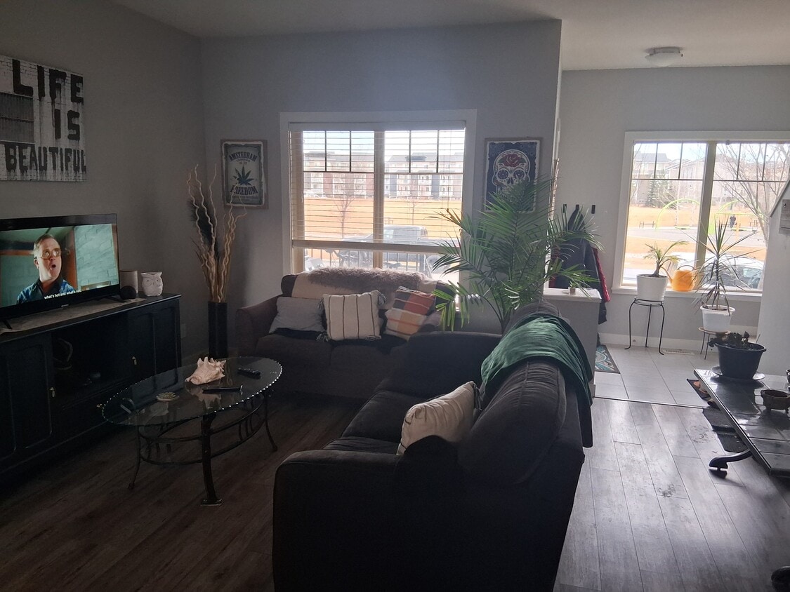 Primary Photo - 32 Horseshoe Cres