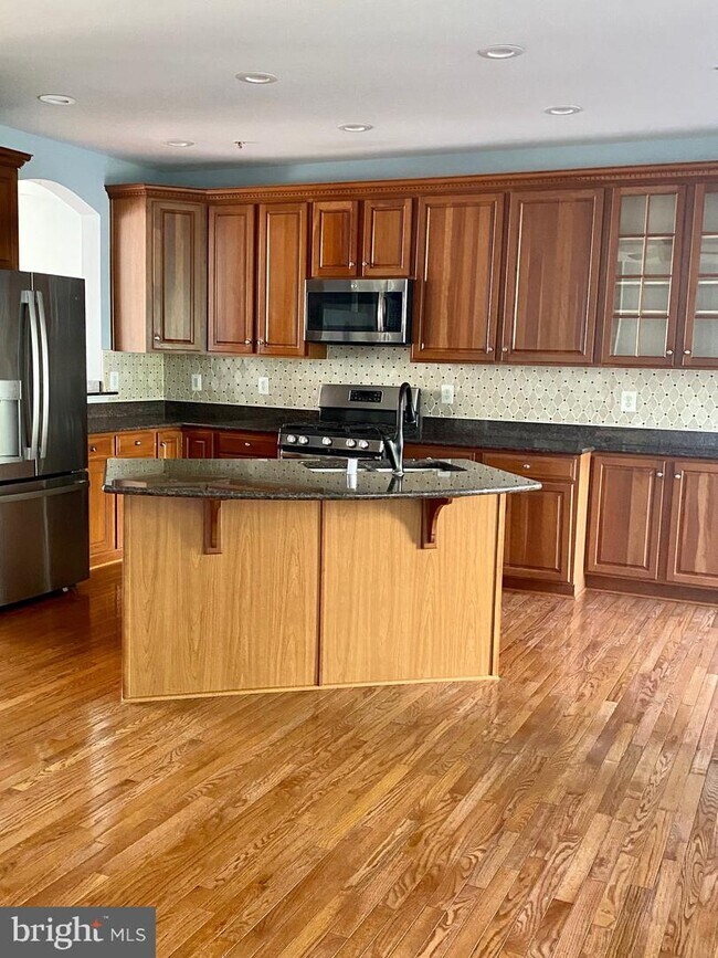 Building Photo - 233 Galewood Dr