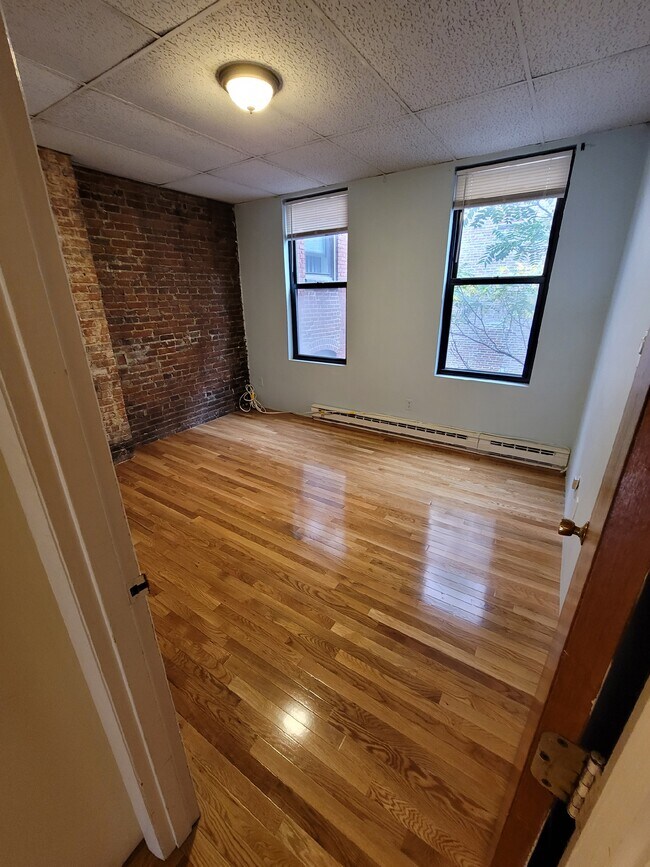 Bright Clean Bedroom - 219 Washington St