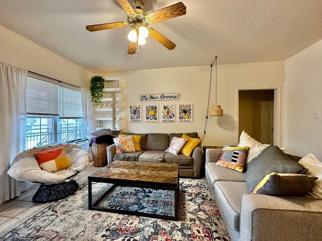 Building Photo - 4/4 Duplex Near Baylor!