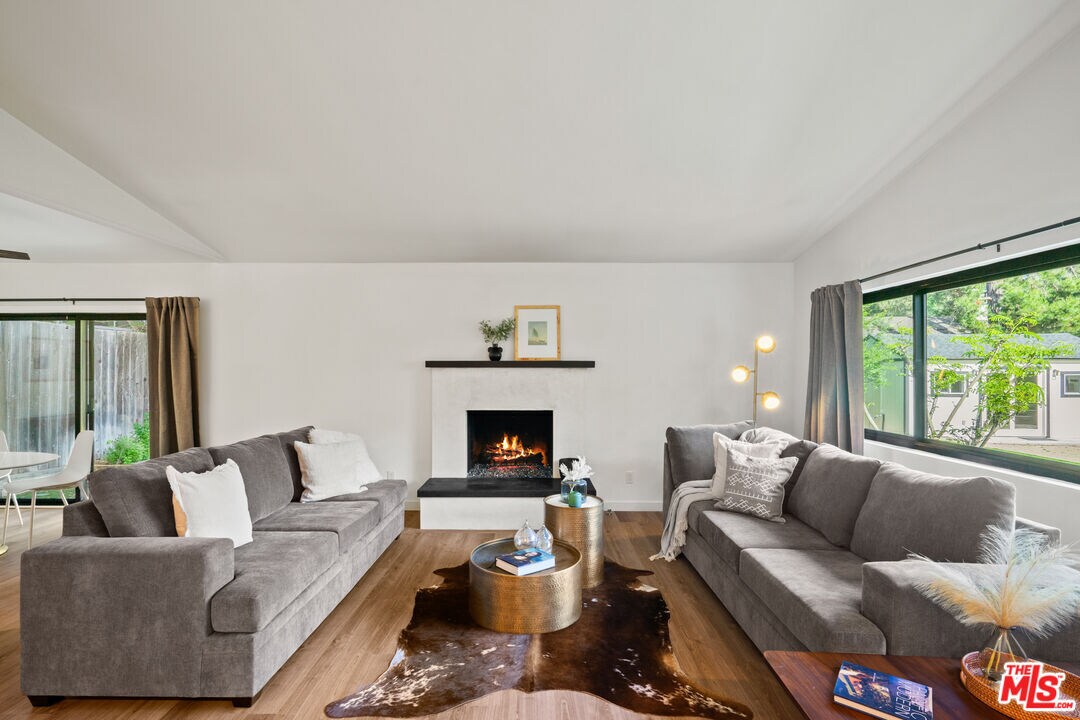Foto principal - 1380 Old Topanga Canyon Rd